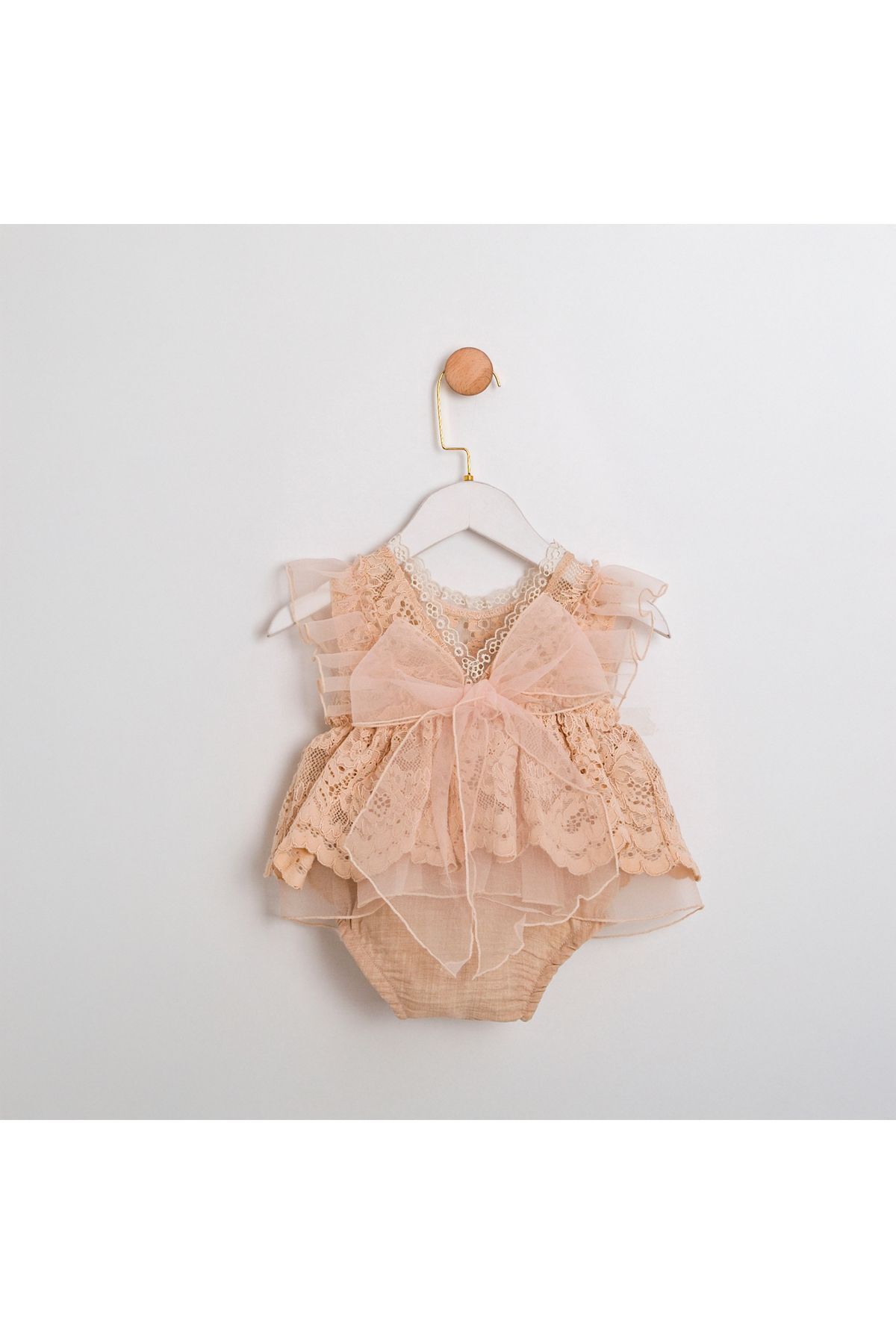 Romantik Arkası Fiyonklu Dantel Ve Boneli Kız Bebek Romper