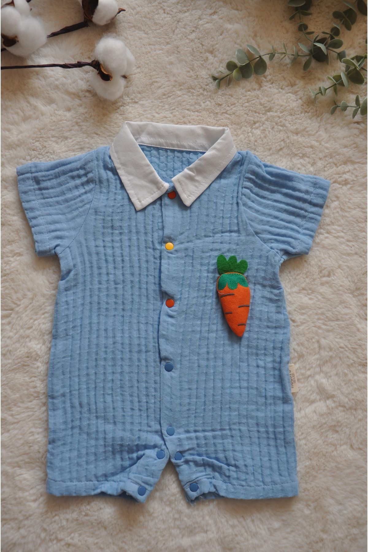 Erkek Bebek Havuç Detaylı Müslin Zıbın
