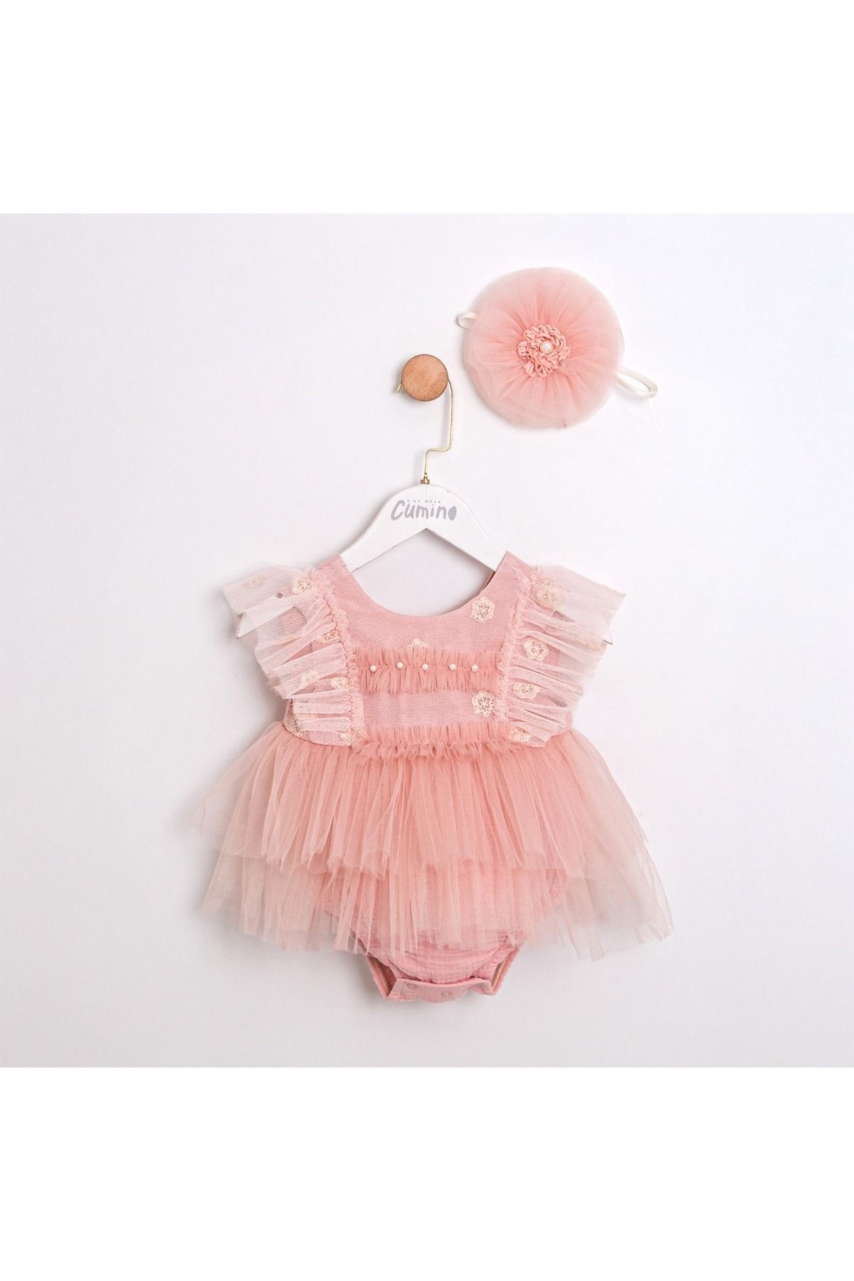 Kolları Fırfırlı Arkası Kurdela Detaylı ve Saç Aksesuarlı Kız Bebek Romper