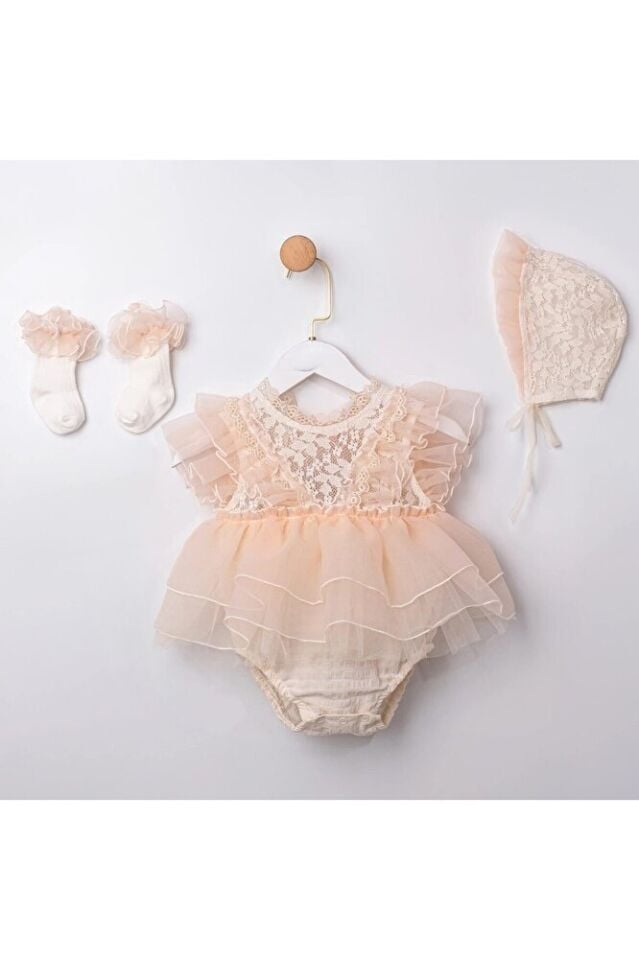Helen Sırt Kısmı Fiyonk Bağlamalı Dantelli Kız Bebek 3'lü Romper Takım (Çorap-Bone-Romper) 6-9 Ay