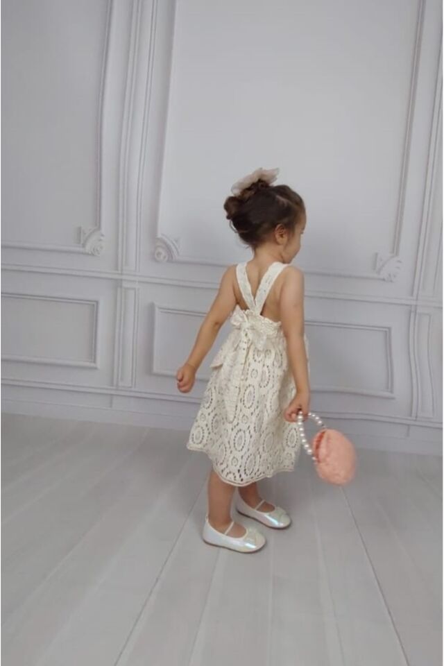 Nakışlı Arkası Çapraz Bağlamalı ve Çanta Aksesuarlı Kız Çocuk Dantel Elbise